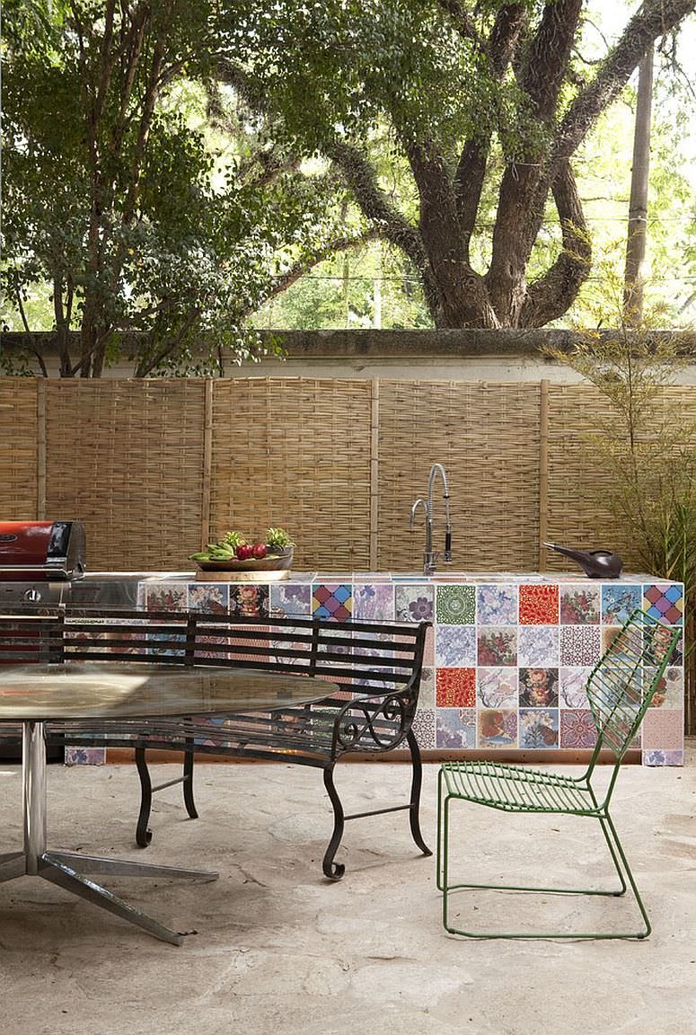 Terrazzo moderno con una disposizione colorata di piastrelle patchwork - idee disegni cementine