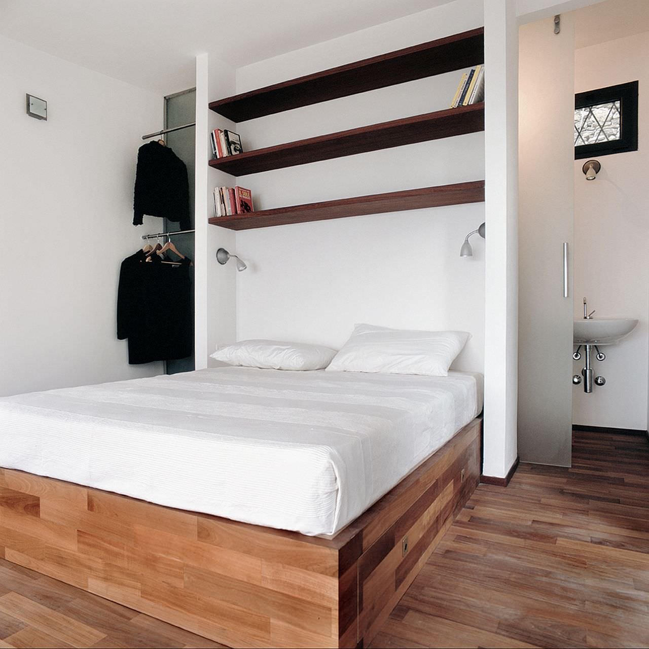Vista interna piccolo appartamento con camera da letto e bagno - Stupenda idea per illuminare il bagno attraverso porta in vetro e nicchia doccia - Start Preventivi