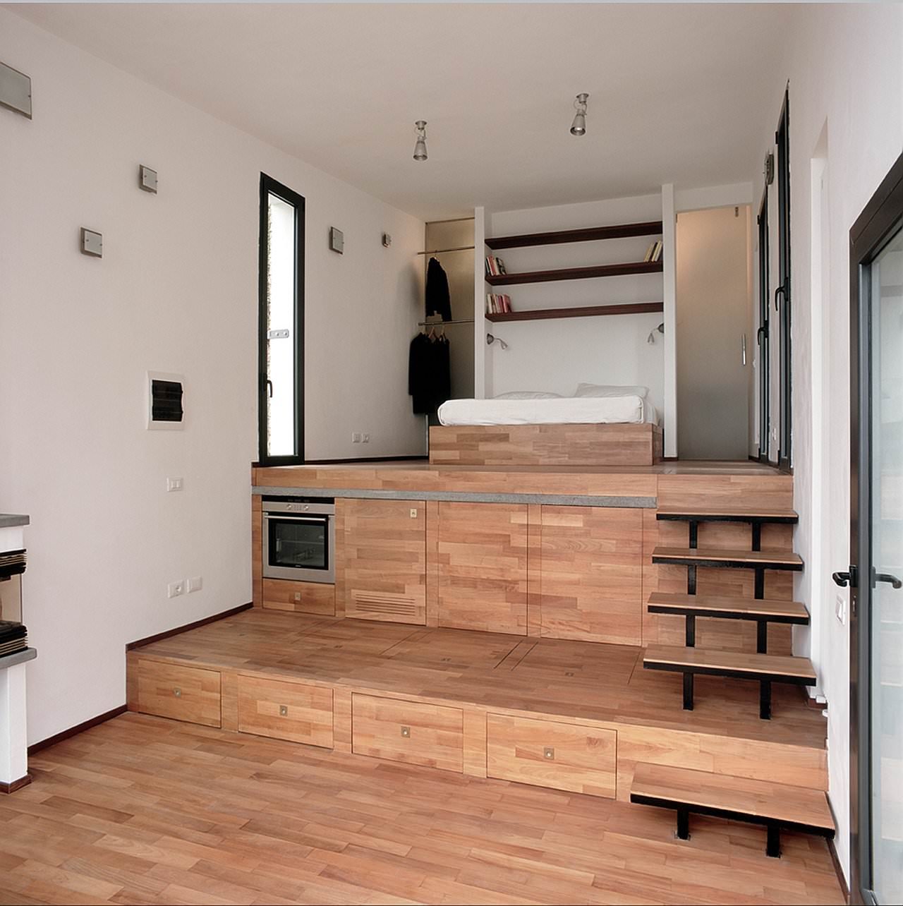 Ristrutturazione interno piccola villa - il pavimento diventa terrazza, puoi salotto, piano cucina, camera da letto e bagno, disegnando una scalinata rivestita in legno.
