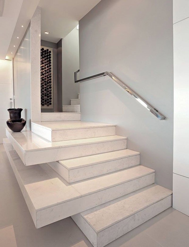Particolare scala interna in muratura con i scalini in marmo e corrimano in acciaio inox - Idee scale in marmo moderne, rivestimento e prezzi