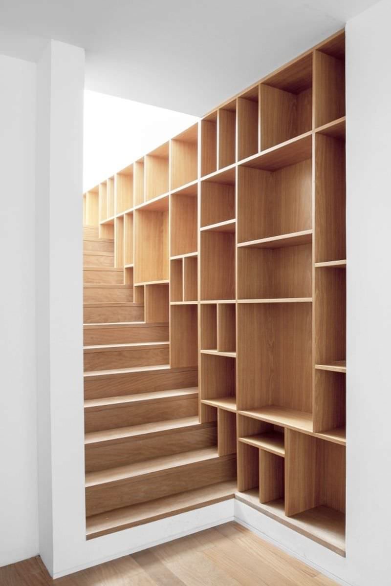 Un modo perfetto guadagnare spazio è creare una scala multifunzionale, realizzando una libreria lungo la salita - idee scale librerie
