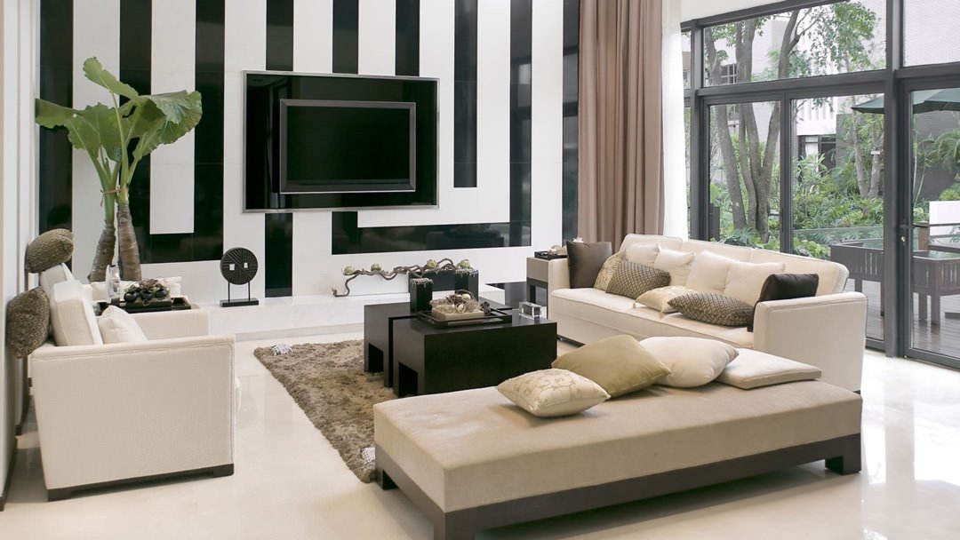 Idea soggiorno di ispirazione contemporanea moderna con particolare parete rivestita in marmo di colore bianco e nero