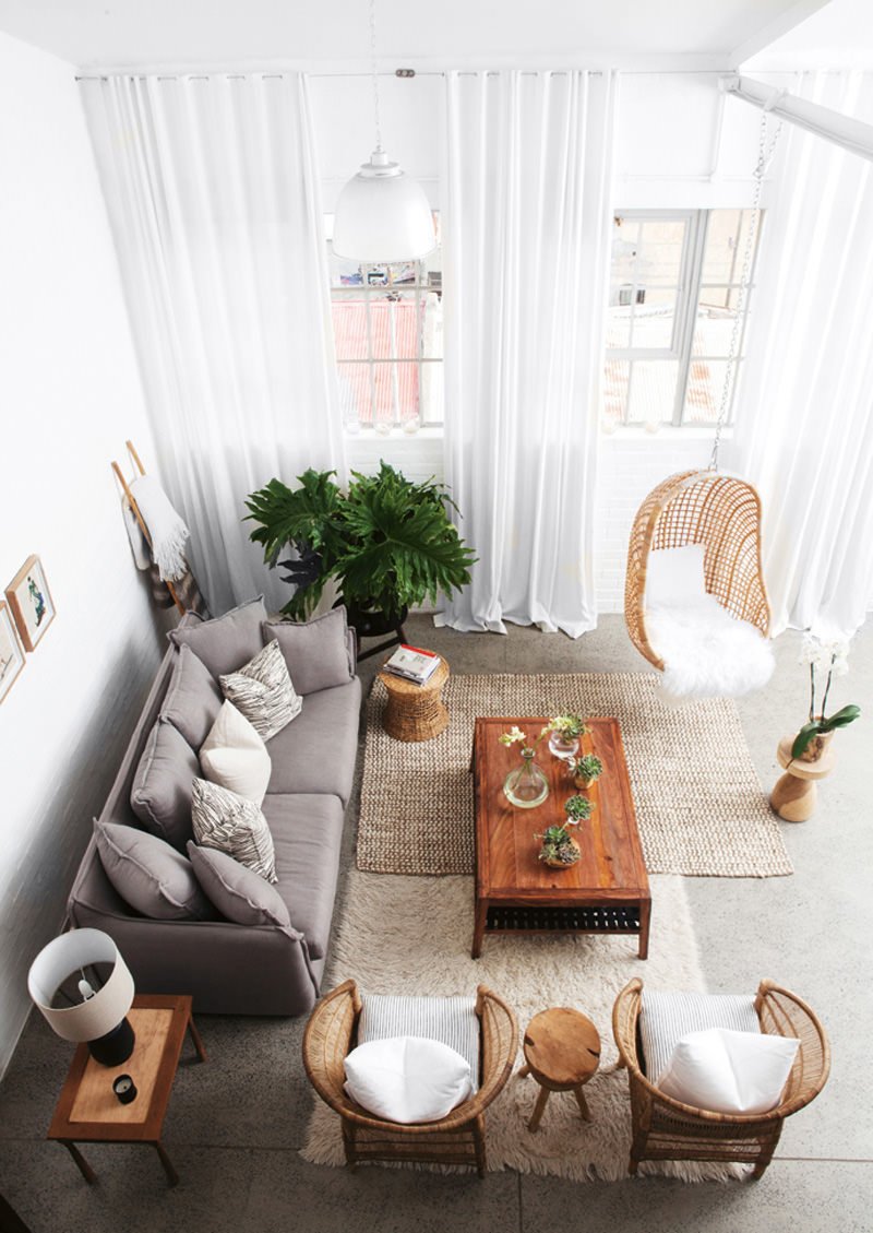 Vista dall'alto di un living contemporaneo scandinavo con mobili e arredamento in colori naturali. Lo spazio perfetto per relax